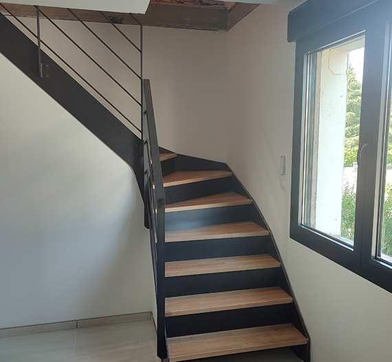 amenagement-interieur-structure-metallique-sur-mesure-escalier