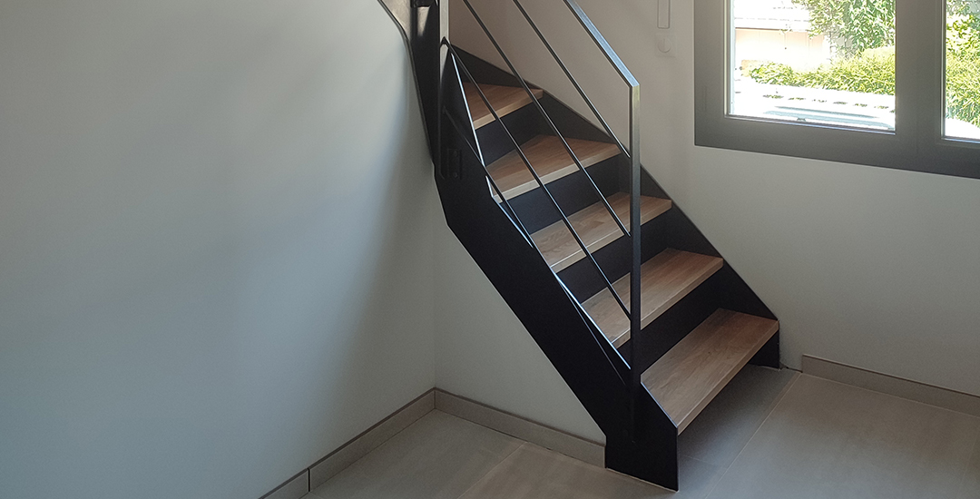 escalier-angle-acier-noir-et-bois