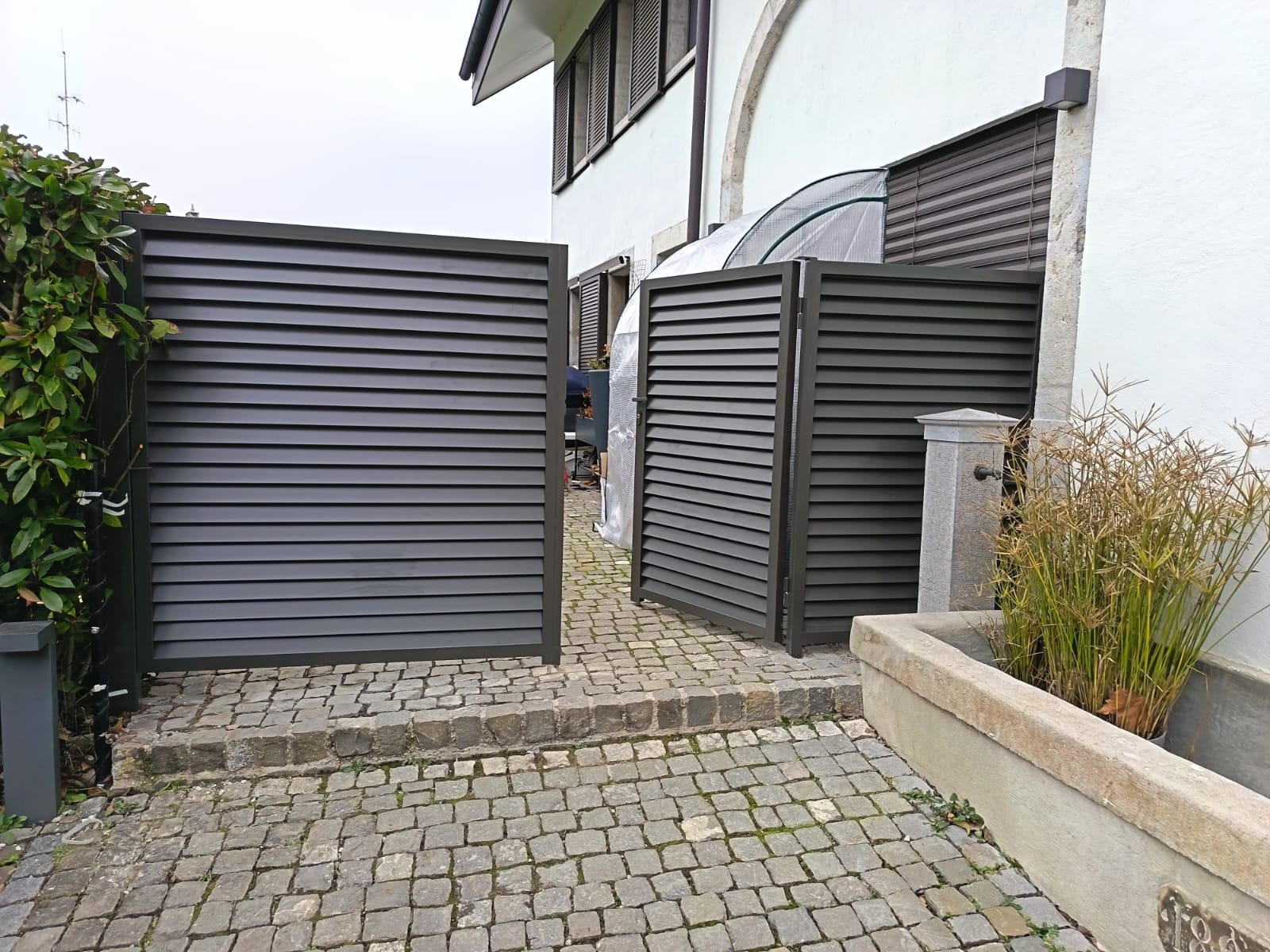 portail gris acier metal moderne