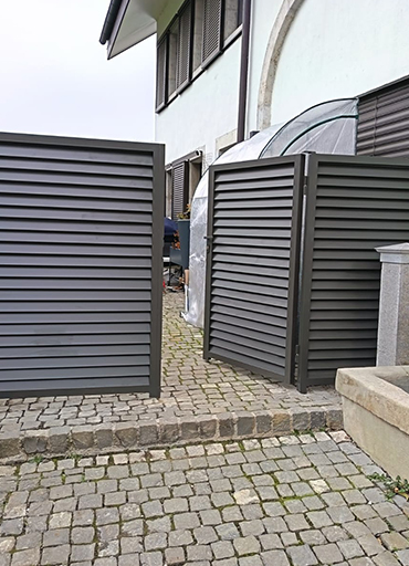 portail-gris-acier-metal-moderne