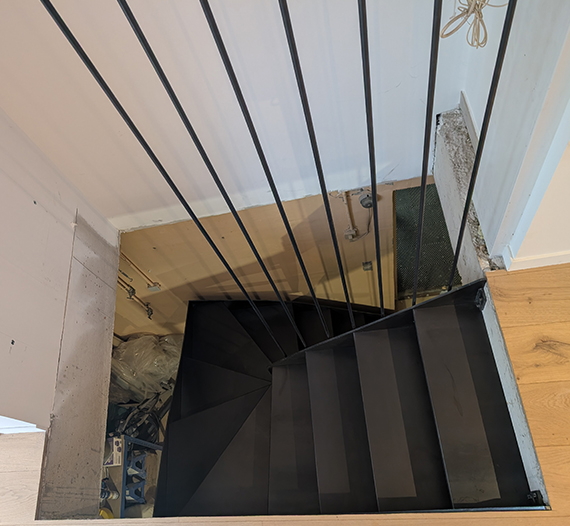 escalier-minimaliste-industriel-acier-noir-neuville-sur-saone-69